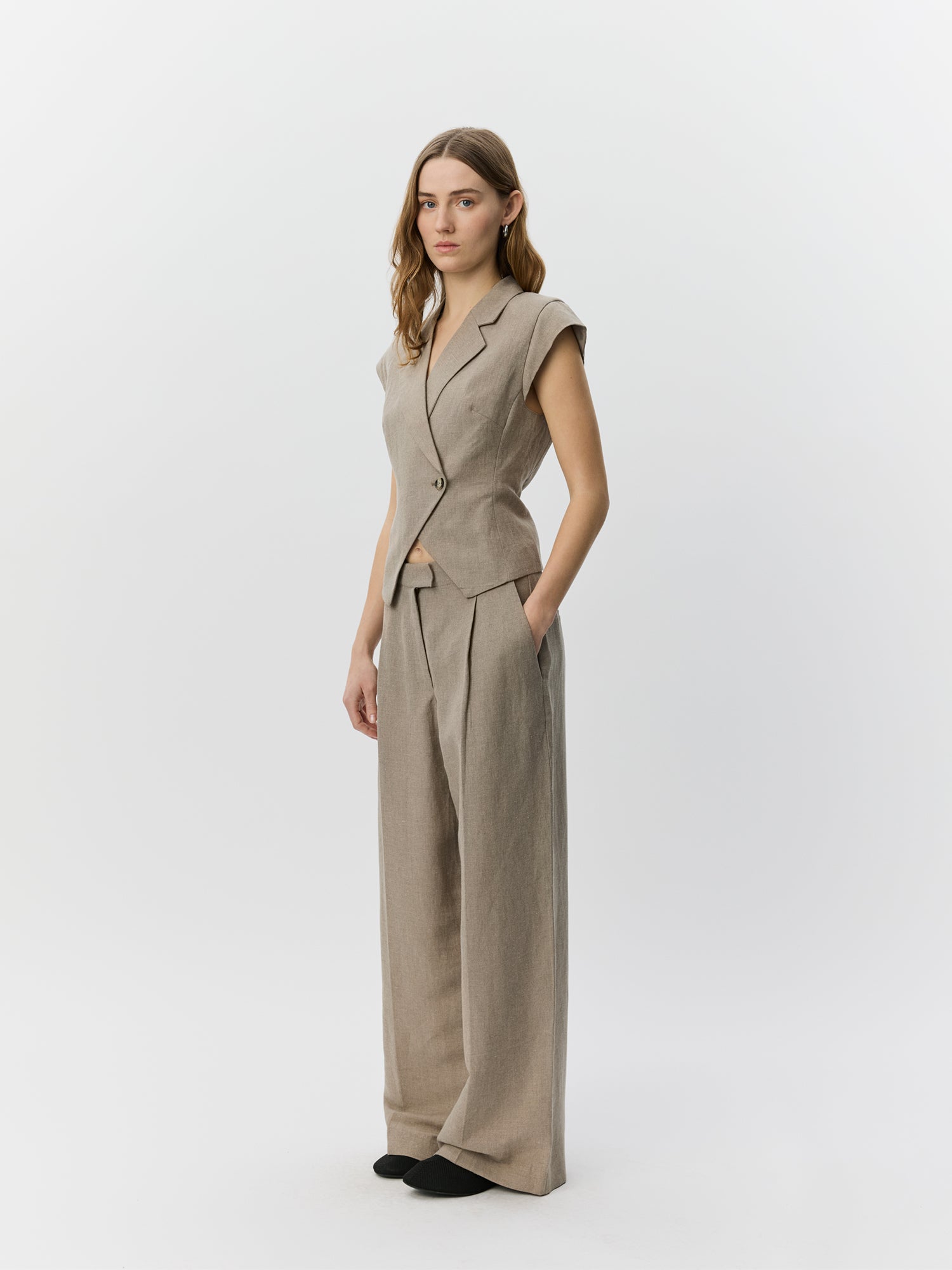 Sofie Schnoor WOMEN MAJSESW LINEN MIX CAP SLEEVE BLAZER Blazer 7042 Dark sand